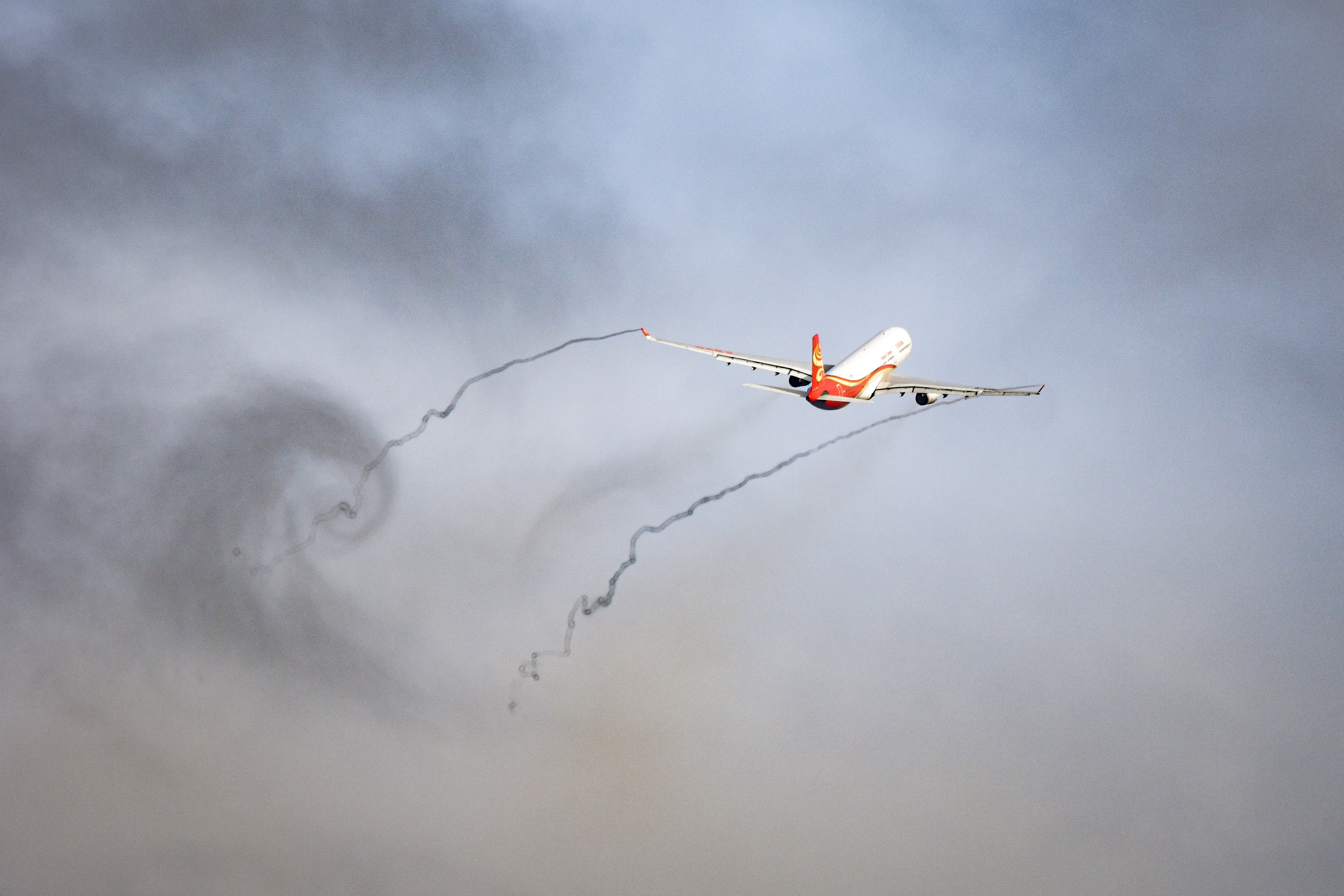 ZASTRAŠUJUĆ SNIMAK! Avionu eksplodirao motor tokom poletanja, morao prinudno da sleti!