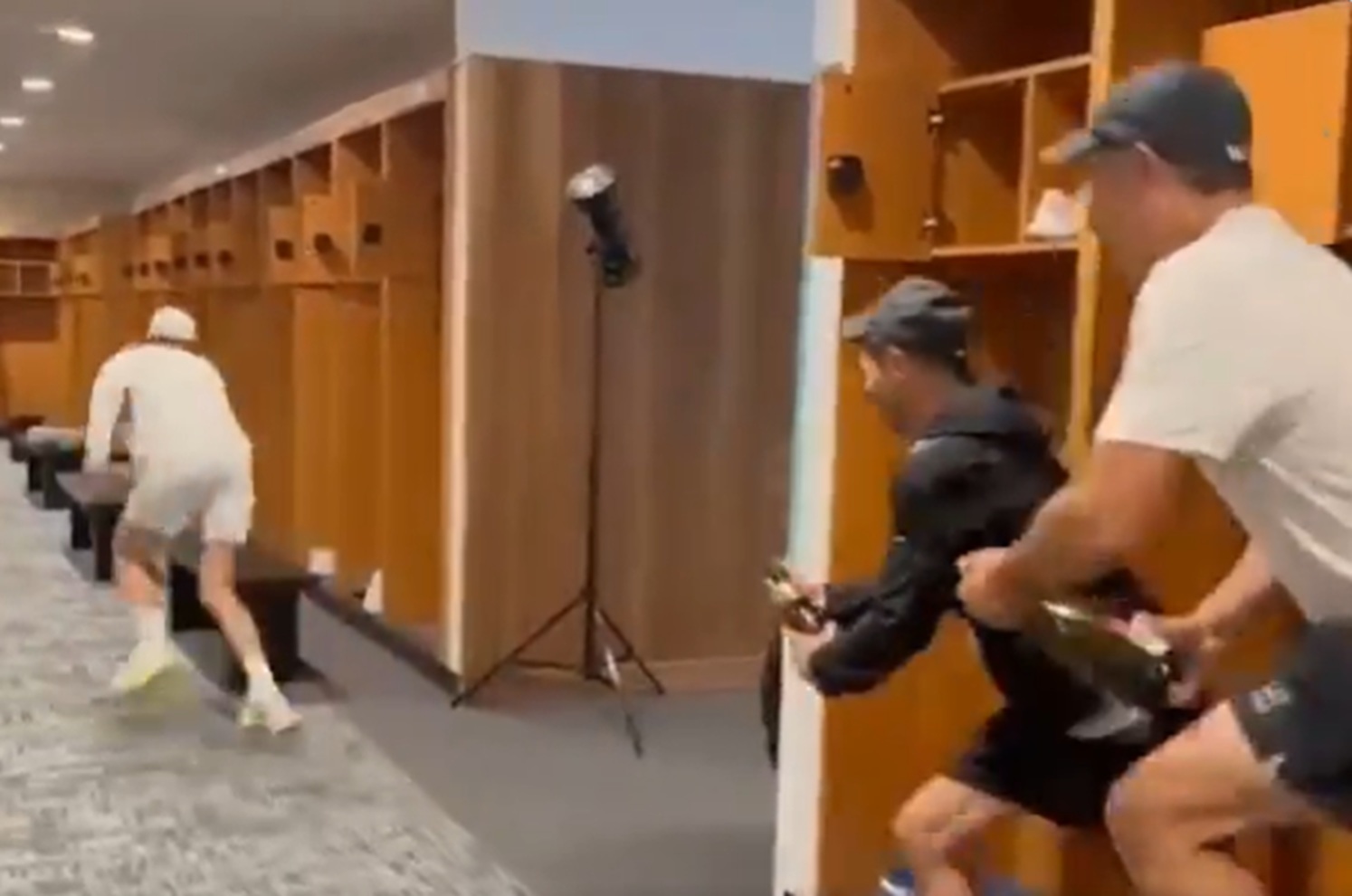 Trči, Janik! Urnebesno slavlje Sinera posle titule u Majamiju, sakrio se iza kante, ali je stiglo kupanje!