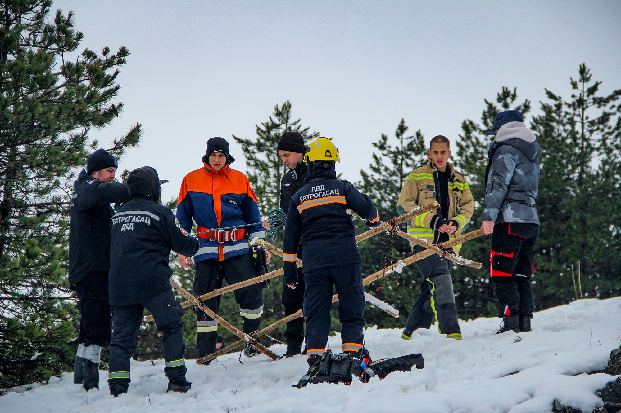 Oni su hrabri dobrovoljci koji idu u vatru kako bi spasili ljude! Ovaj put - fokus na potrazi za nestalima