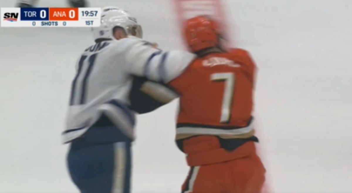 Utakmica nije ni počela, a odmah brutalna tuča! Svi pričaju o pesničenju hokejaša, zajedno imaju 73 tuče