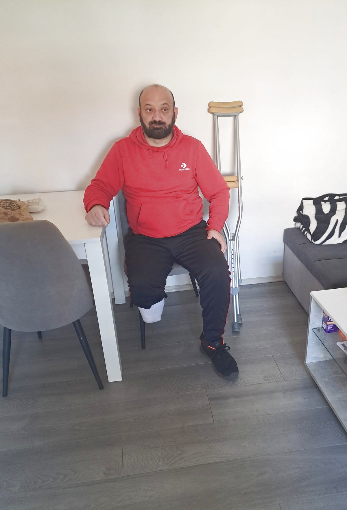 Borba Đorđa rasplakala Srbiju: Bez noge razvlači kore oslonjen na stolicu, posle 30 godina rada PRETI MU ULICA