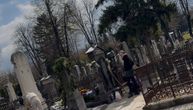 Ćerka i udovica izašle na groblje, utučene na godišnjicu Željkove smrti: Grob pretrpan cvećem