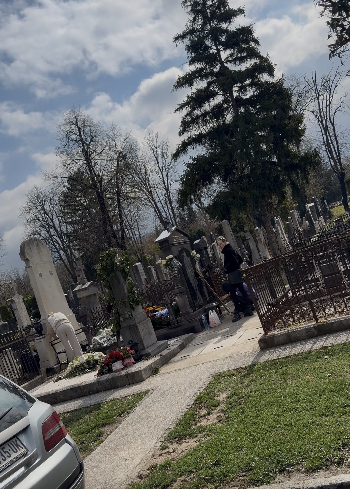 Ćerka i udovica izašle na groblje, utučene na godišnjicu Željkove smrti: Grob pretrpan cvećem