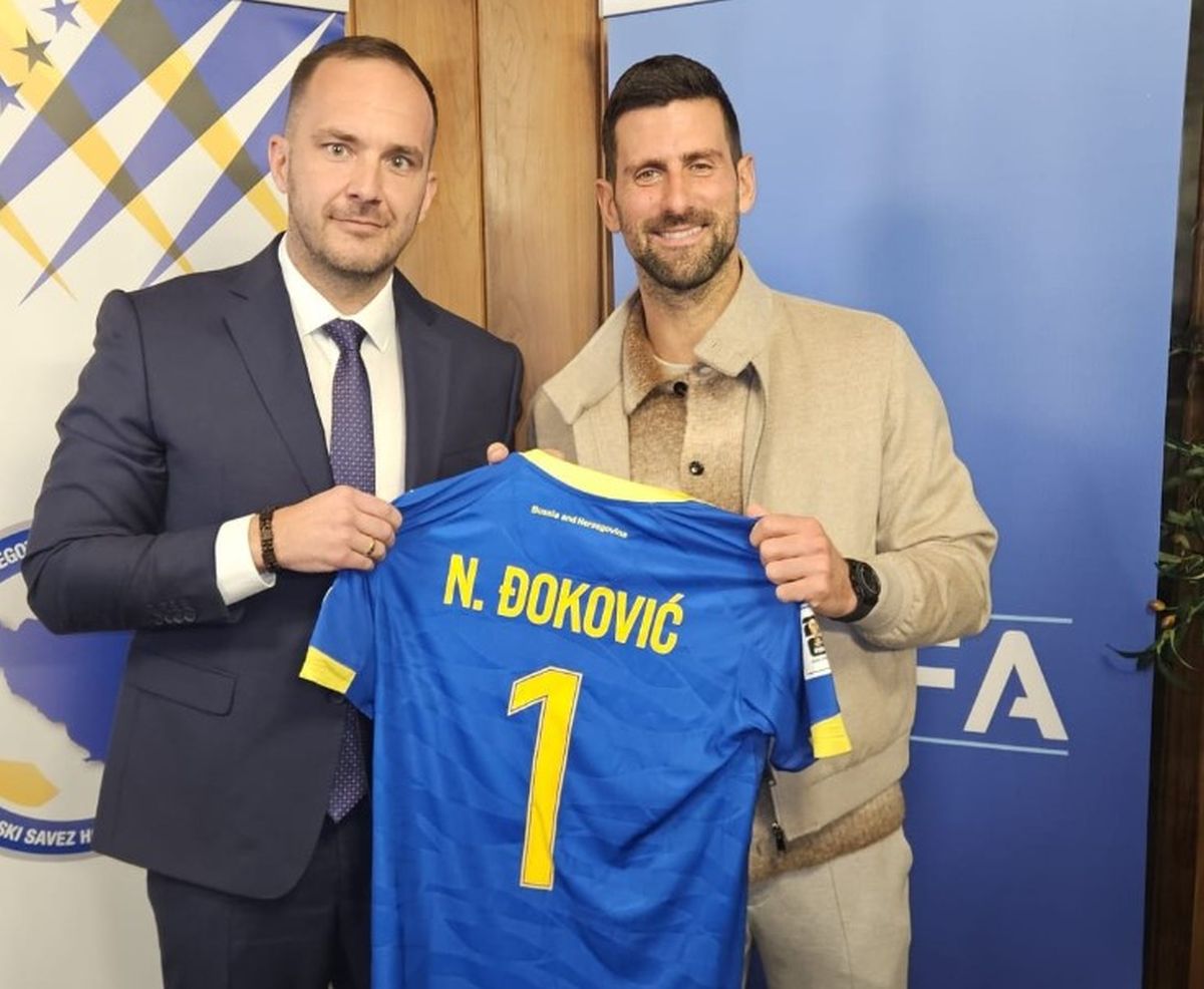 Novak Đoković dobio poseban poklon u Zenici, dres BiH sa brojem "1" za najboljeg svih vremena