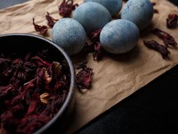 Farbanje jaja u caju