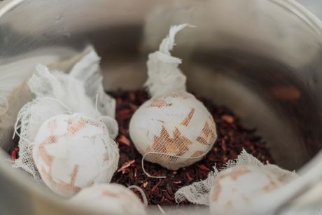 Farbanje jaja u caju