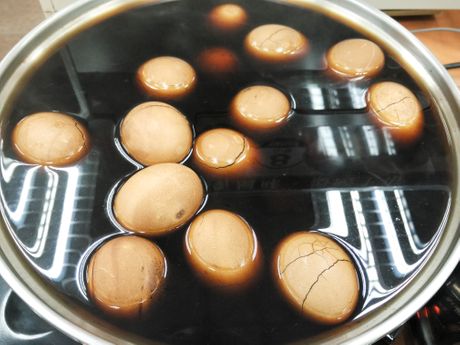 Farbanje jaja u caju