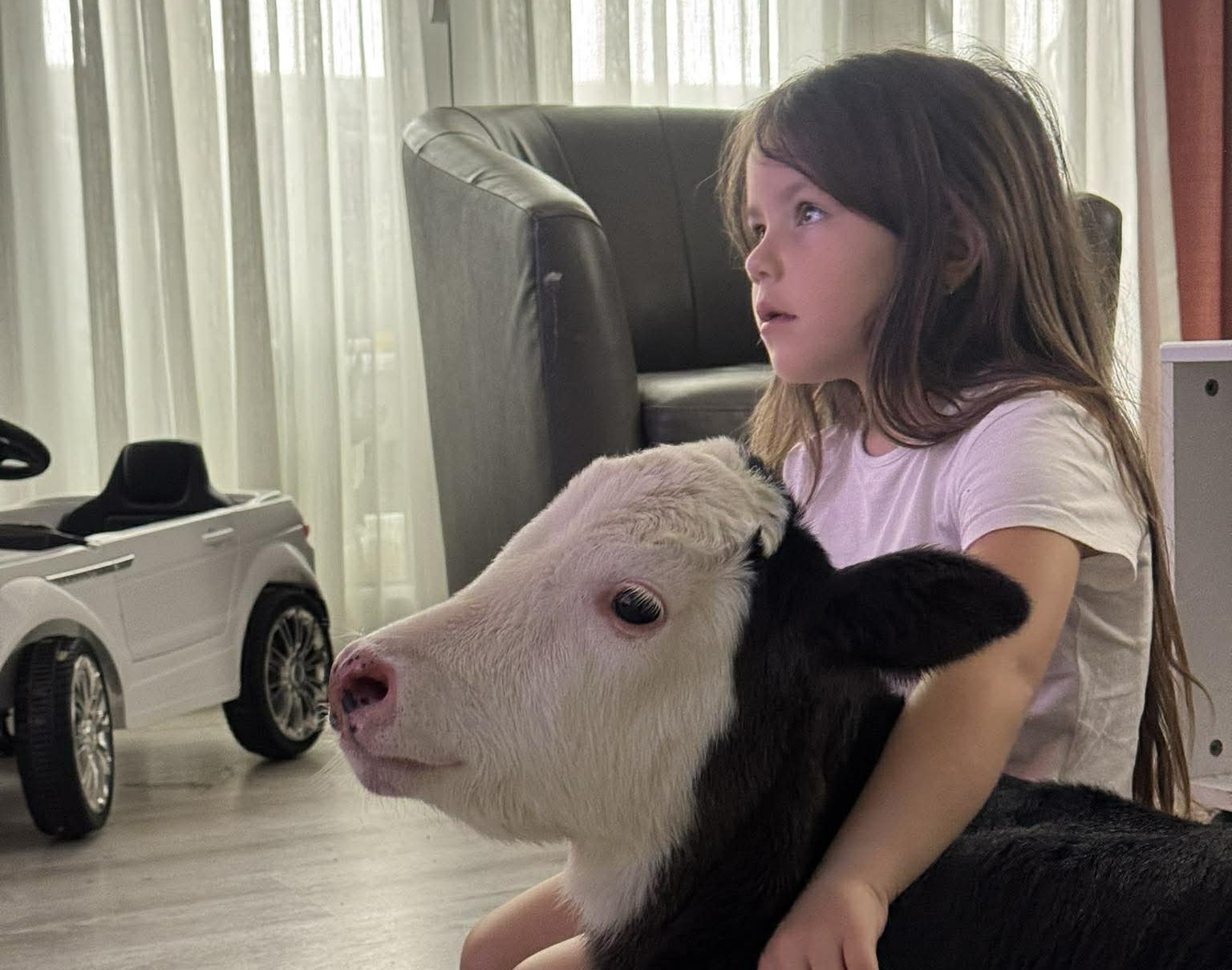 Najlapša slika iz doma Garovića: Telence sa decom gleda crtaće, sedmoro mališana oduševljeno novim drugarom