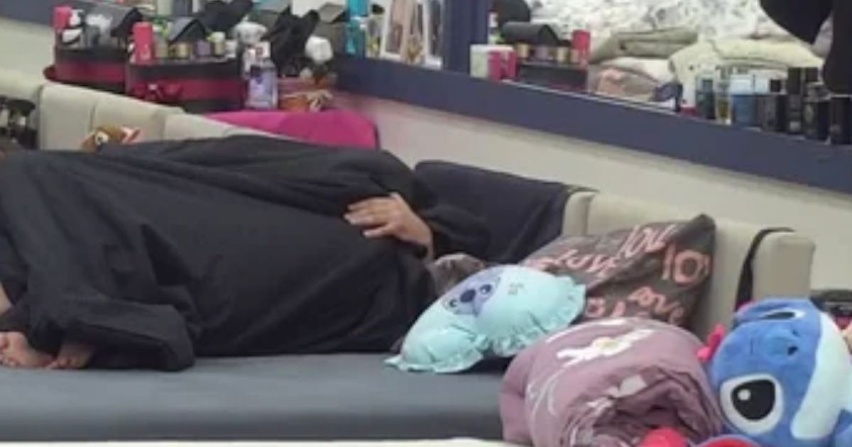 Asmin i Maja u vreloj akciji pred svima, stenju na sav glas: Stanija ušla, a njen bivši verenik trese krevet