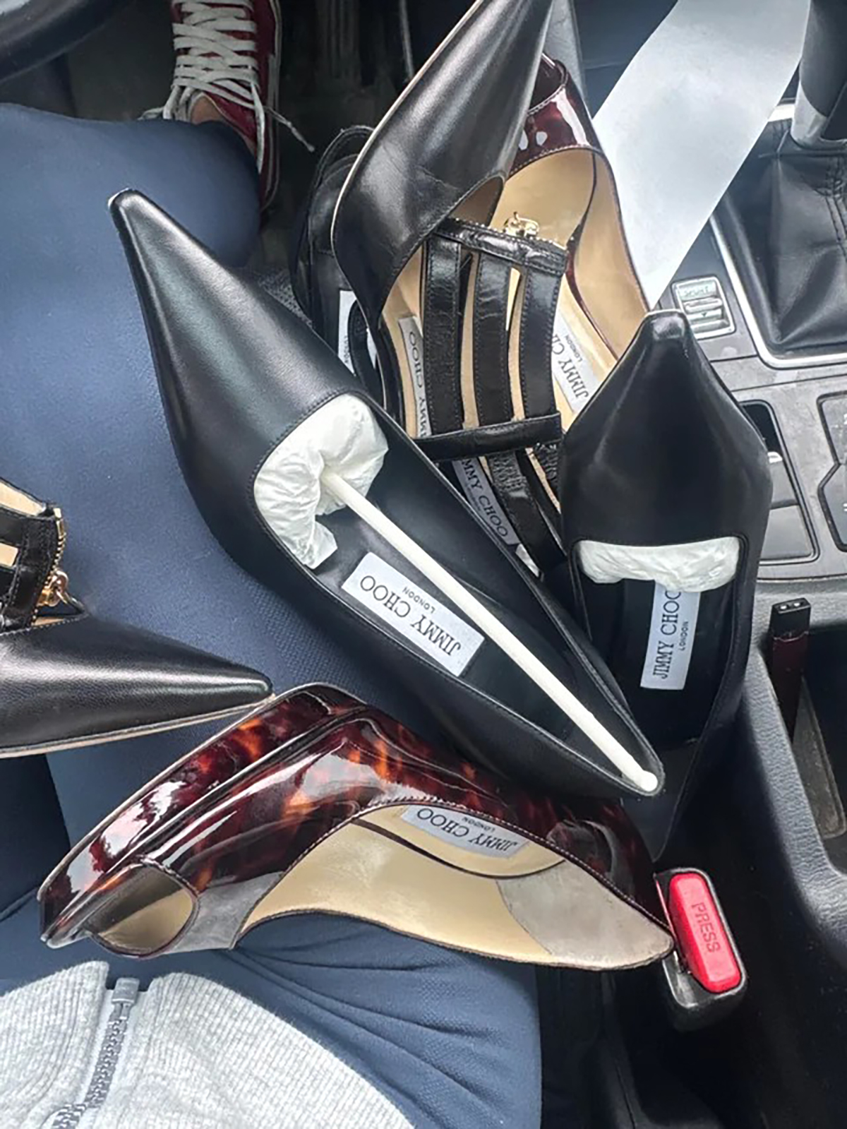 Kupila cipele u second handu za siću, ispostavilo se da su PRESKUPI dizajnerski komad: "Kako je ovo moguće?"