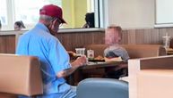 Potez dečaka vredan divljenja i suza: Ugledao je starca da jede sam u Mekdonaldsu, a onda...