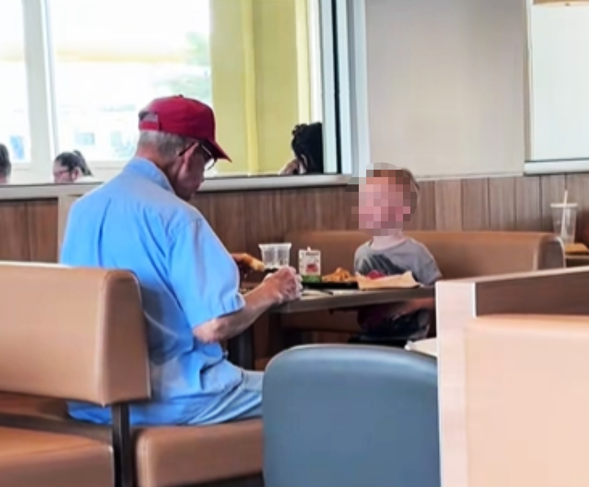 Potez dečaka vredan divljenja i suza: Ugledao je starca da jede sam u Mekdonaldsu, a onda...