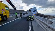 KAPA DOLE! Evo kako su vatrogasci spasili prikolicu koja je pri vetru od 150 km/h visila sa Krčkog mosta!