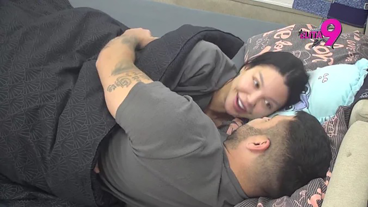 Maja i Asmin u krevetu razmenjuju poljupce pred svima! Staniji neće biti dobro kada bude videla šta rade