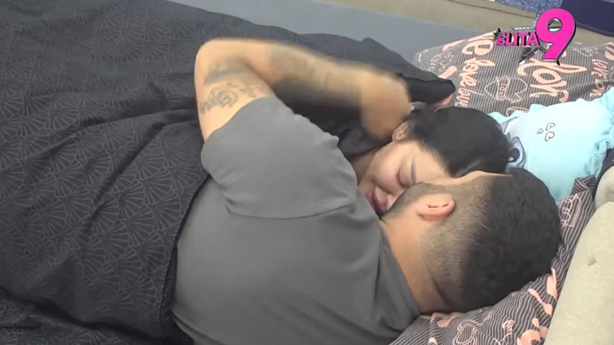 Maja i Asmin u krevetu razmenjuju poljupce pred svima! Staniji neće biti dobro kada bude videla šta rade