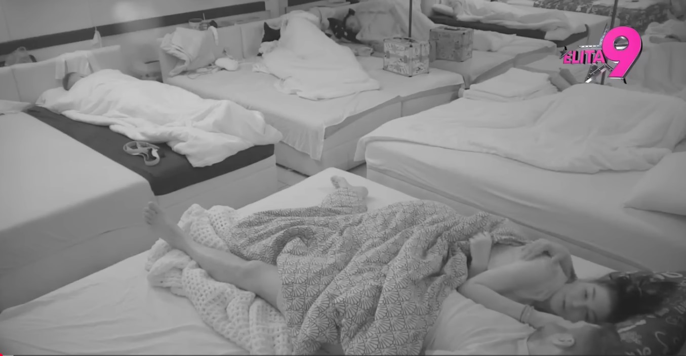 Maja Marinković se skinula gola, Asmin joj se uvukao u krevet pred Stanijom: Tresla se soba u Beloj kući