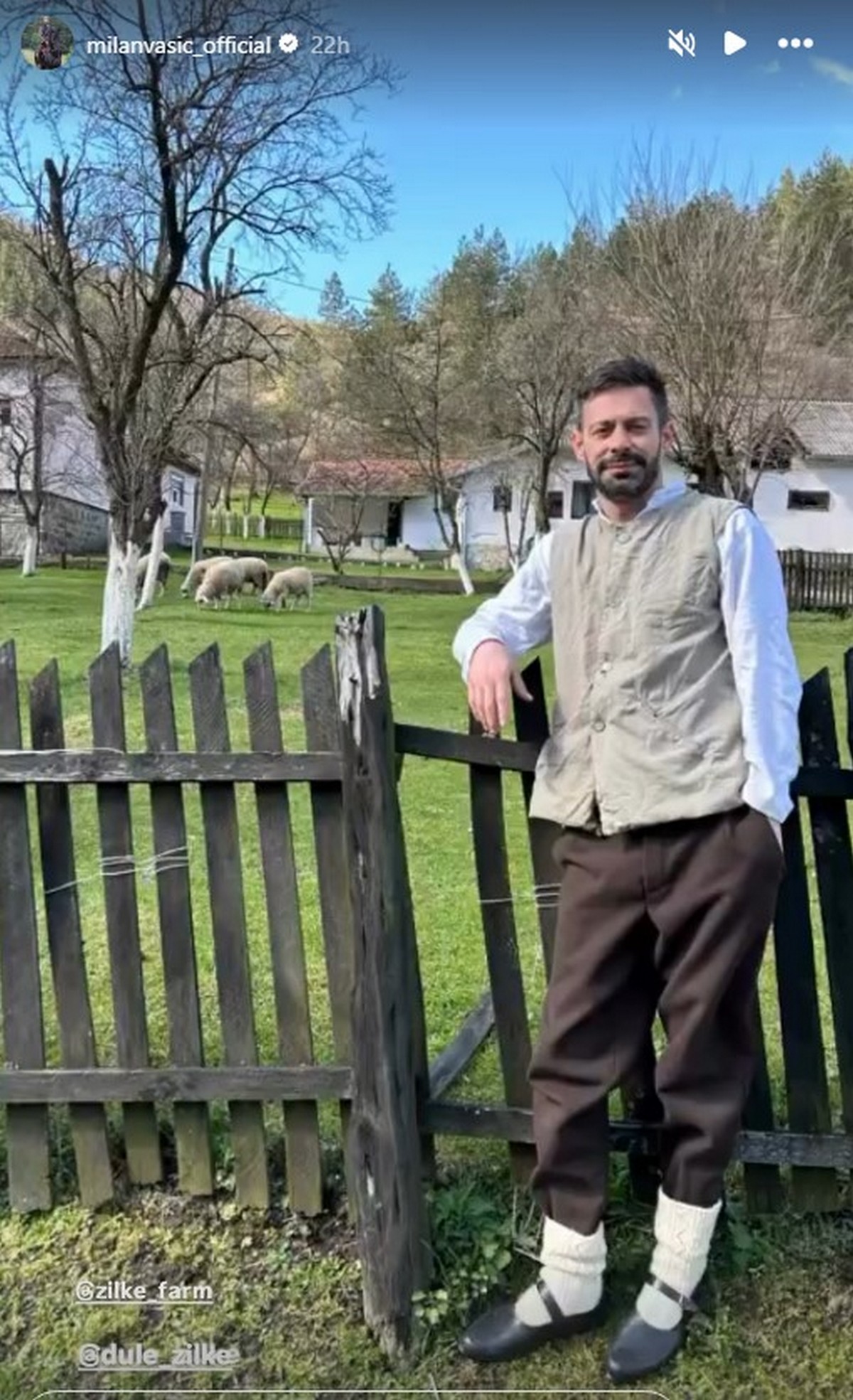 Vunene čarape i gumeni opanci: Glumac otišao na selo pa se uslikao kraj stada - ovakvog ga niste videli