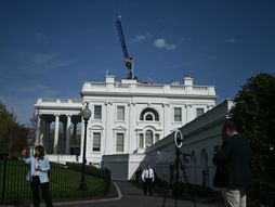 sudija Ričard Leon, bela kuca, kran, plesna sala