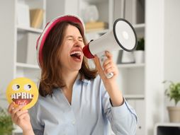 Žena, megafon, prvi april