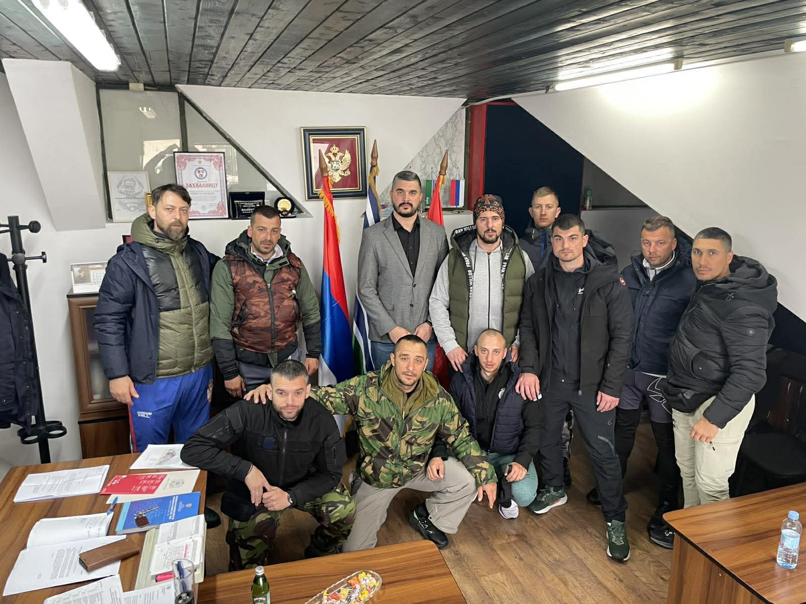 Prate ih surovi uslovi, dnevno pešače 40 km! Srpski hodočasnici prešli crnogorsku granicu: Cilj nema prepreke