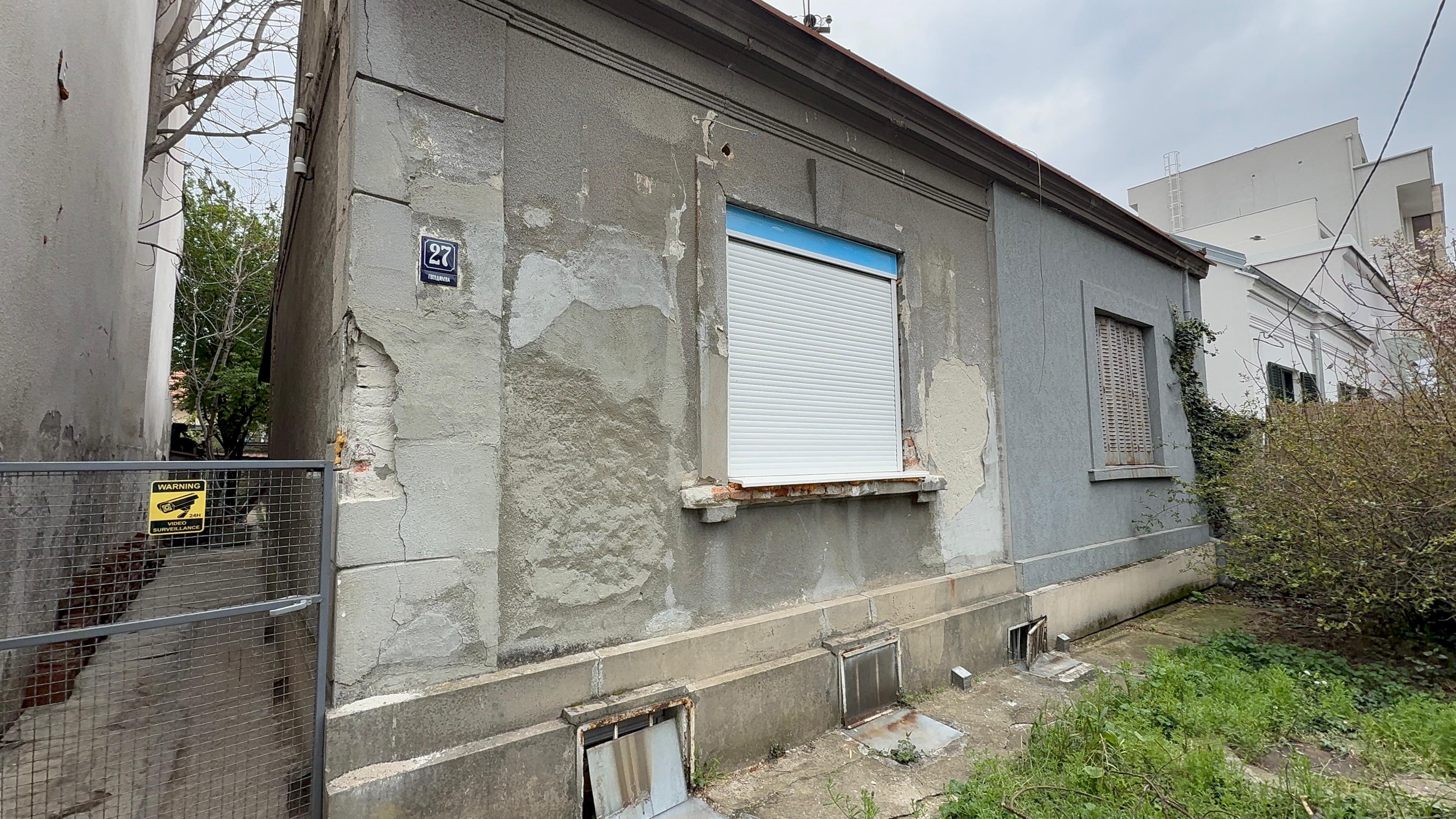 Ovo je kuća u koju je Kristijan hteo da se useli posle Steline smrti: Fasada ruinirana, evo koga smo zatekli