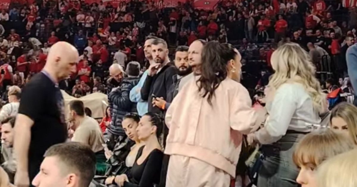 Lepotica stigla u Arenu na večiti derbi: Bodriće jednog od košarkaša Crvene zvezde