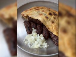 Hiperrealistični ćevapi kolač