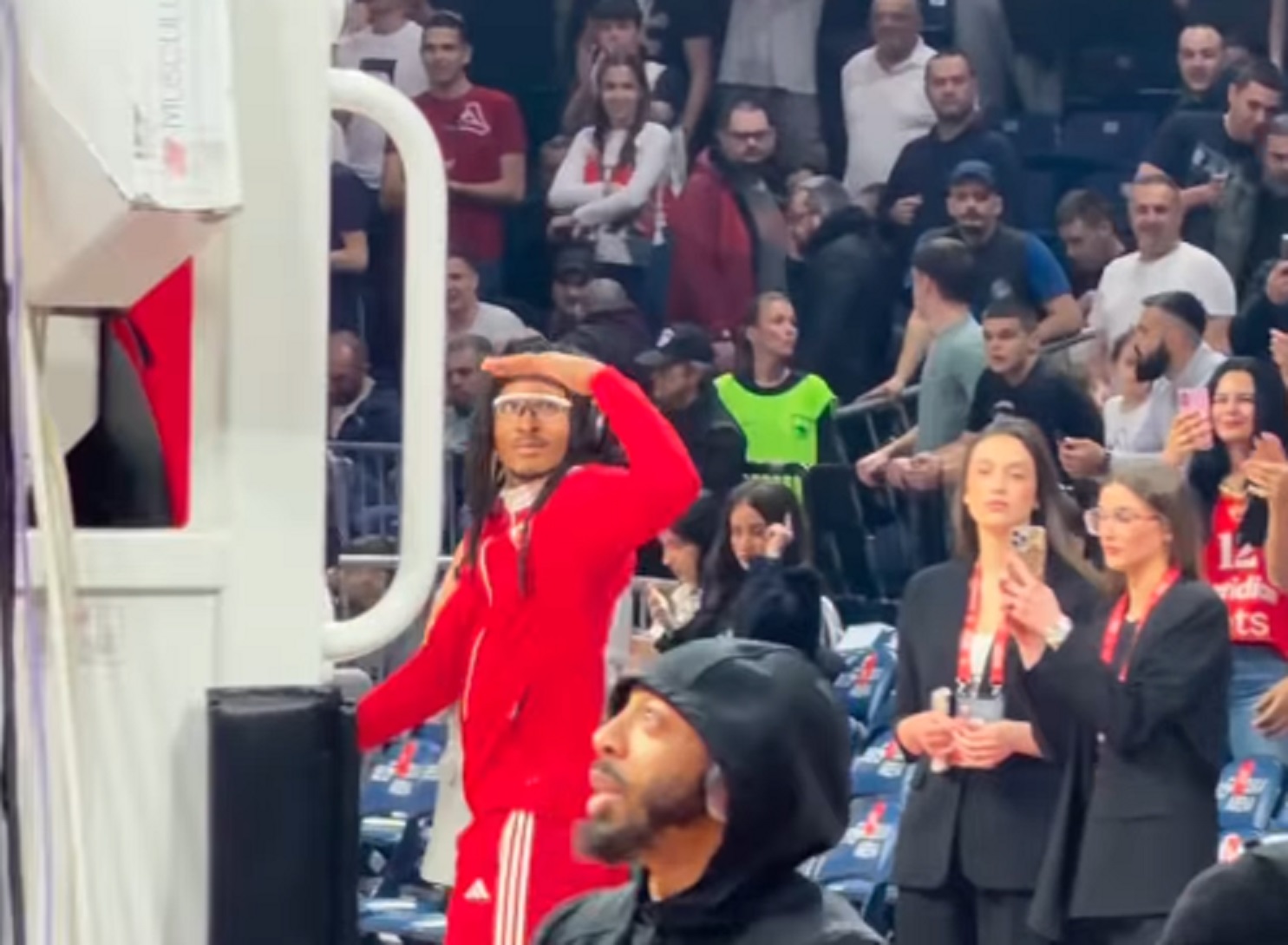 Čima Moneke ušao u Beogradsku arenu, pa odmah počeo da traži gde se nalaze Grobari