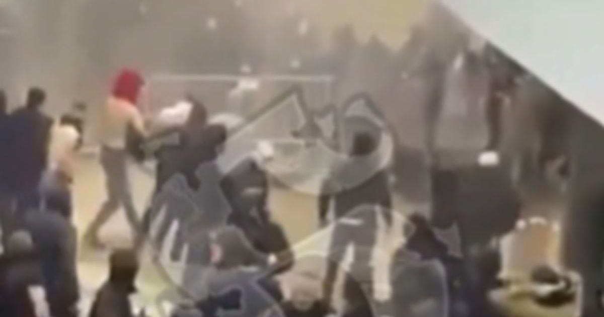 Pojavio se snimak tuče Delija i Žandarmerije u hodniku Arene! Letele baklje, kante, a onda je nastao stampedo