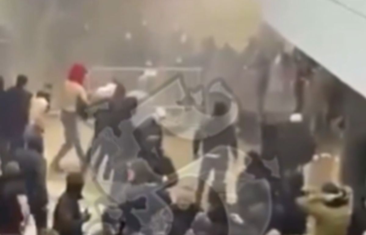 Pojavio se snimak tuče Delija i Žandarmerije u hodniku Arene! Letele baklje, kante, a onda je nastao stampedo