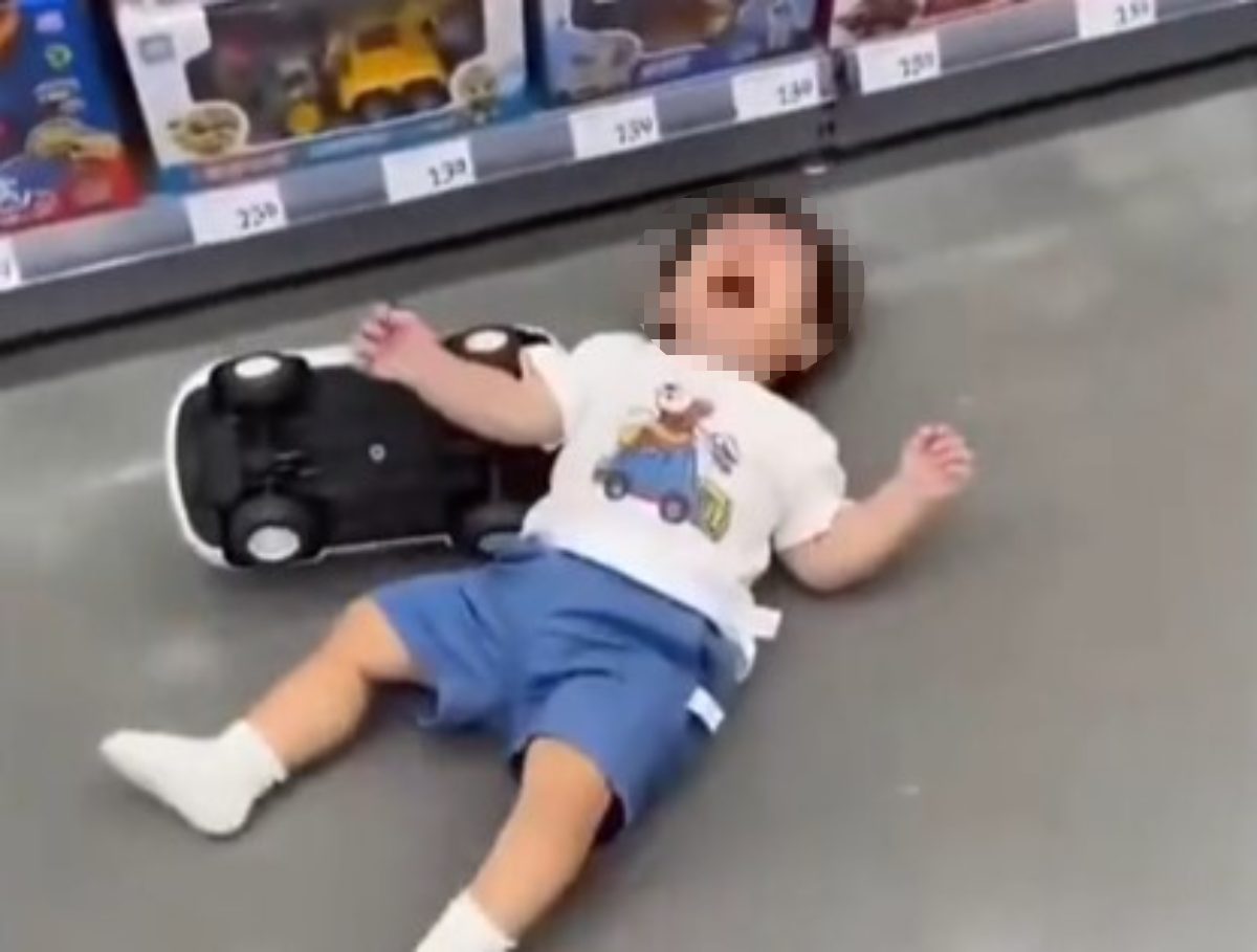 Dečak plače kao da je SMAK SVETA, a onda šok preokret - UGLEDAO JE NJU! Jedan detalj izazvao diskusiju