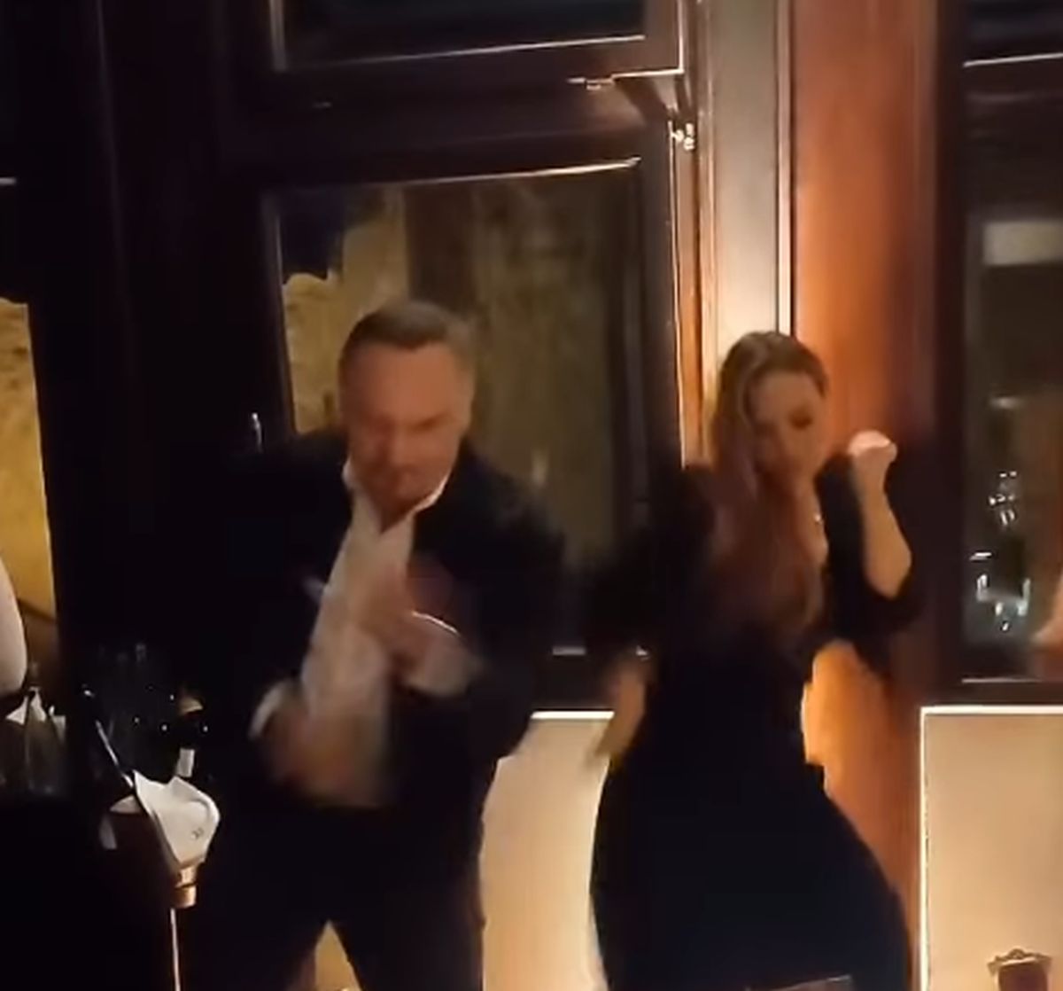 Jelena Tomašević i Knez nasmejali sve urnebesnim plesom: Viralni snimak zapalio mreže "Tražili ste..."