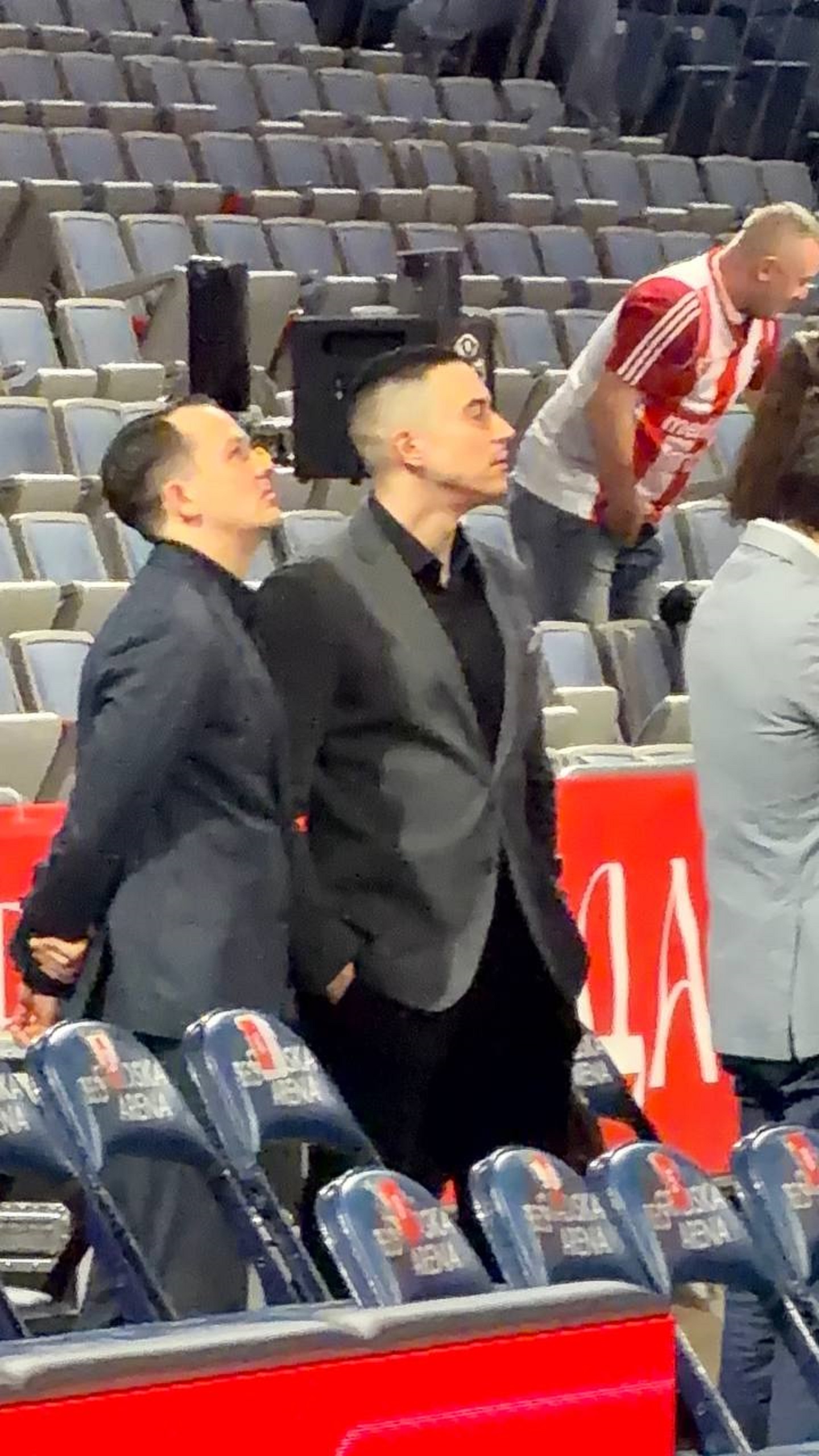 Čuveni evroligaški sudija srdačno se pozdravio sa nepoznatom damom pred derbi Zvezda - Partizan