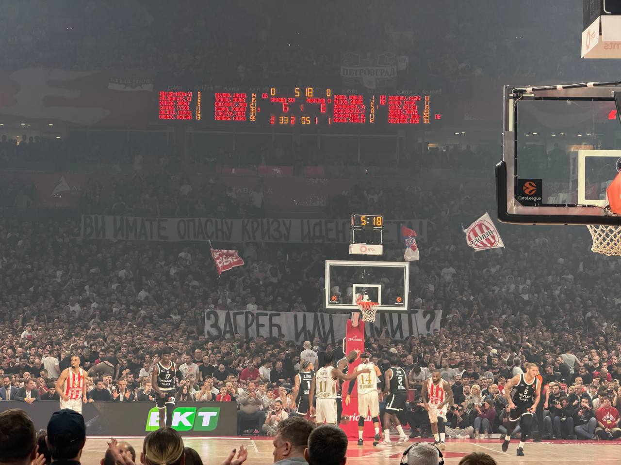 Delije parolom preko cele tribine prozvale Grobare: Pomenuli Split i Zagreb, pa zaorkužili sa Tuđmanom