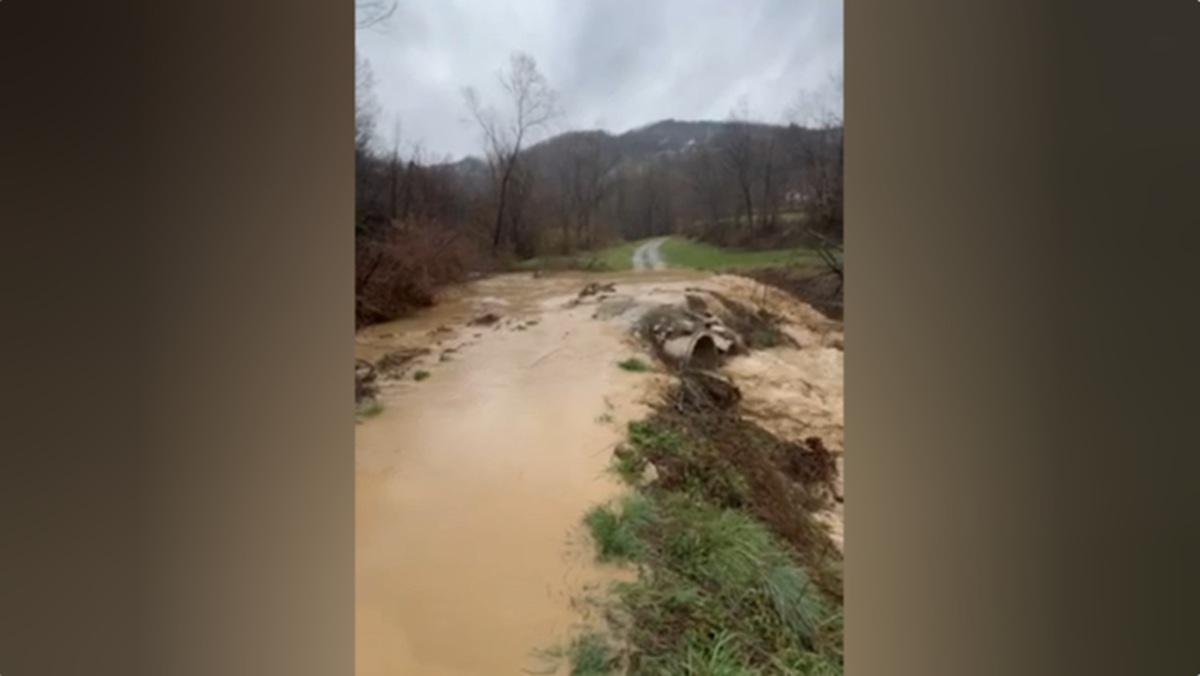 Izlila se bujična reka u selu Osonica kod Ivanjice: Meštani u strahu, ugrožen lokalni ribnjak