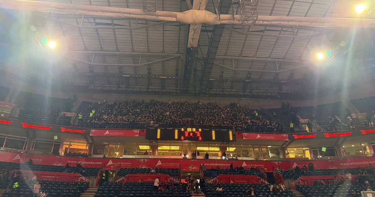 Grobari stigli na derbi! Evo koliko navijača crno-belih je prisutno u Areni, viđene i tenzije na ulazu
