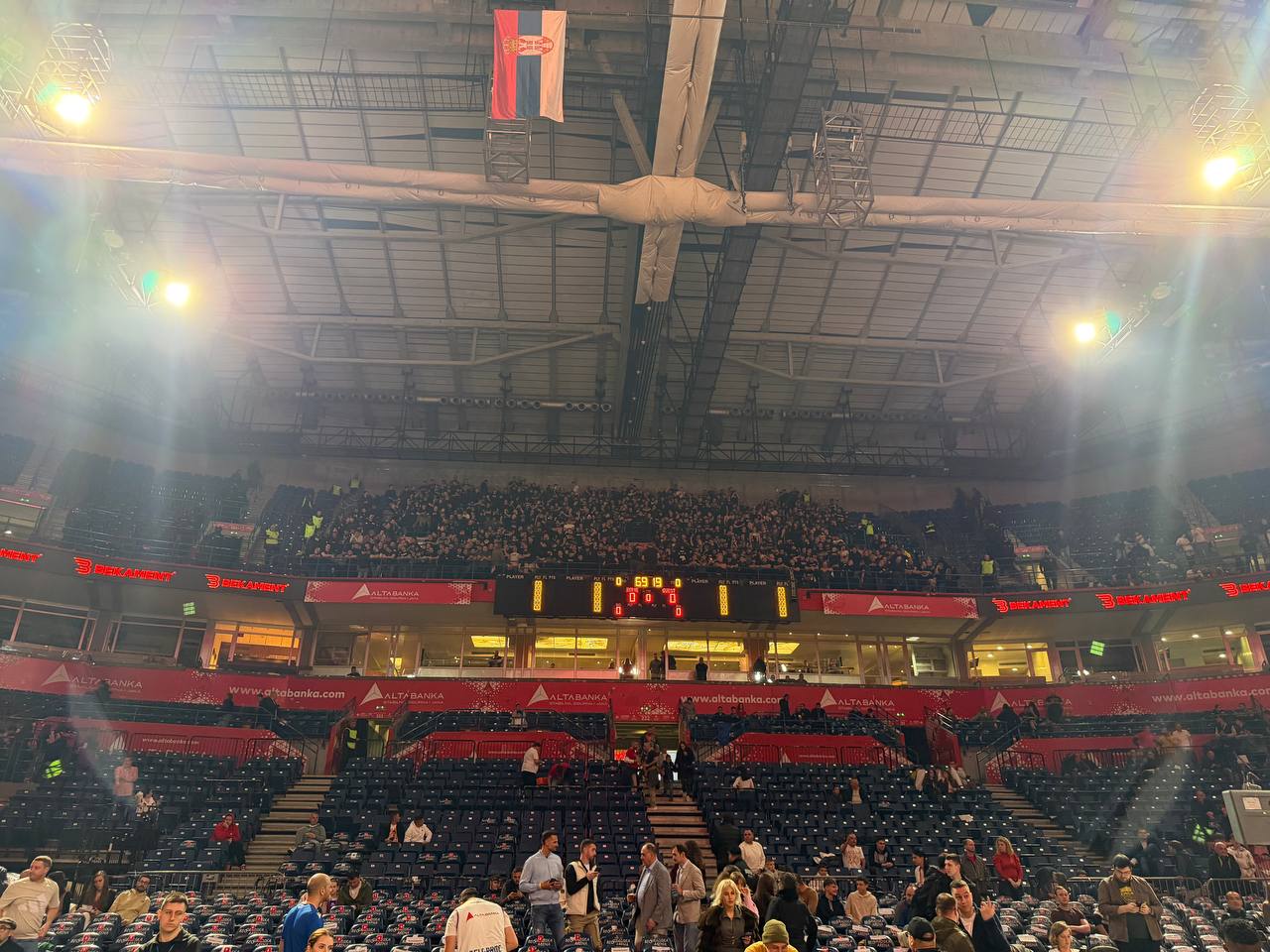 Grobari stigli na derbi! Evo koliko navijača crno-belih je prisutno u Areni, viđene i tenzije na ulazu