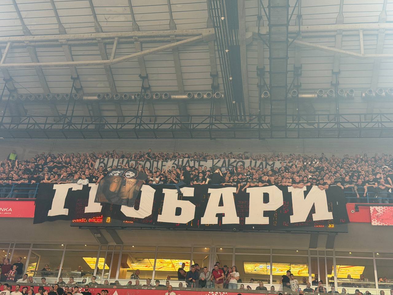 Novi haos u "Areni": Grobari hteli da transparentom odgovore Delijama, pa se međusobno potukli