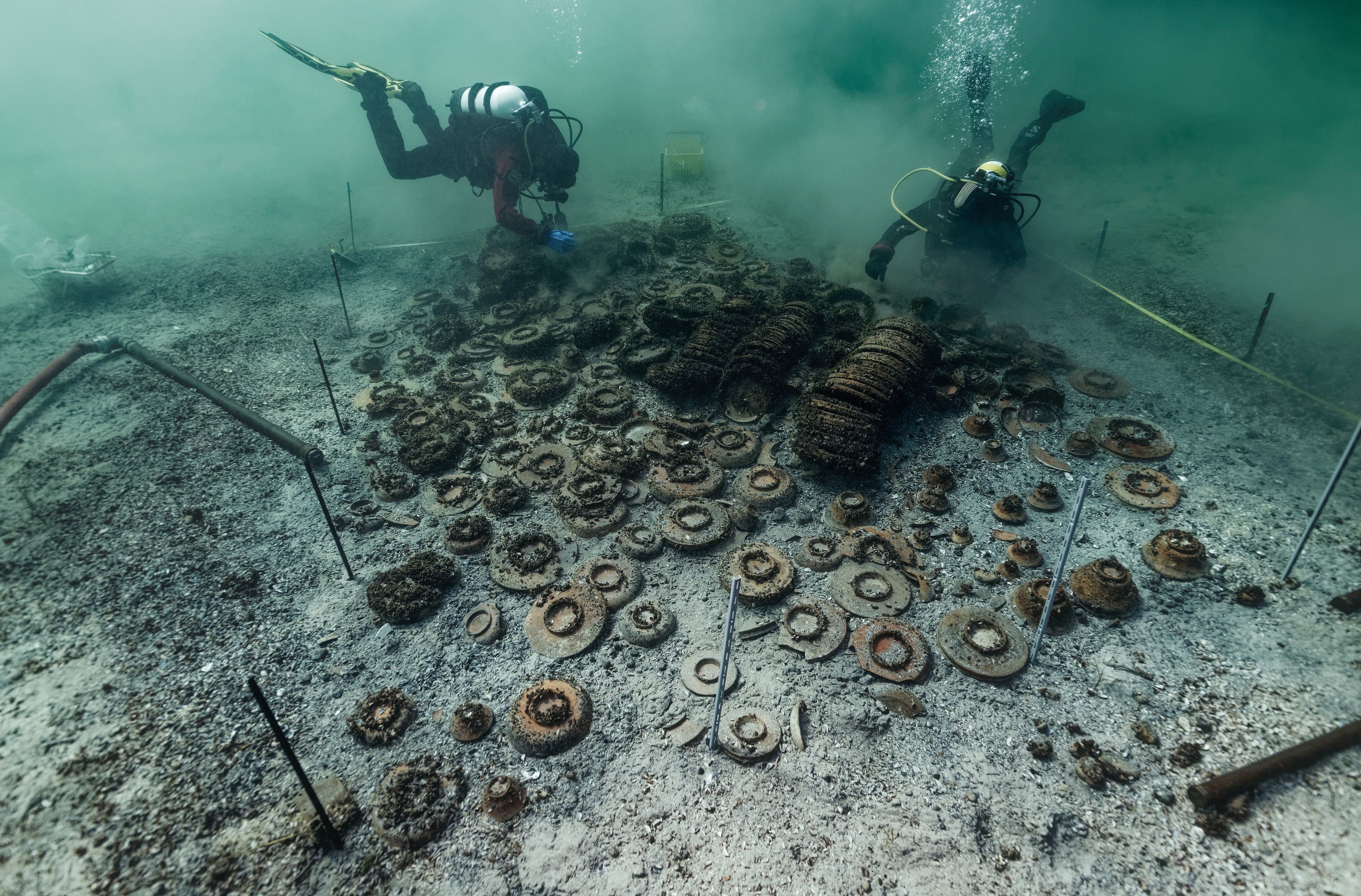 Ronioci se spustili na dno jezera Nešantel i otkrili PRAVO BLAGO: Brod je potonuo pre 2.000 godina