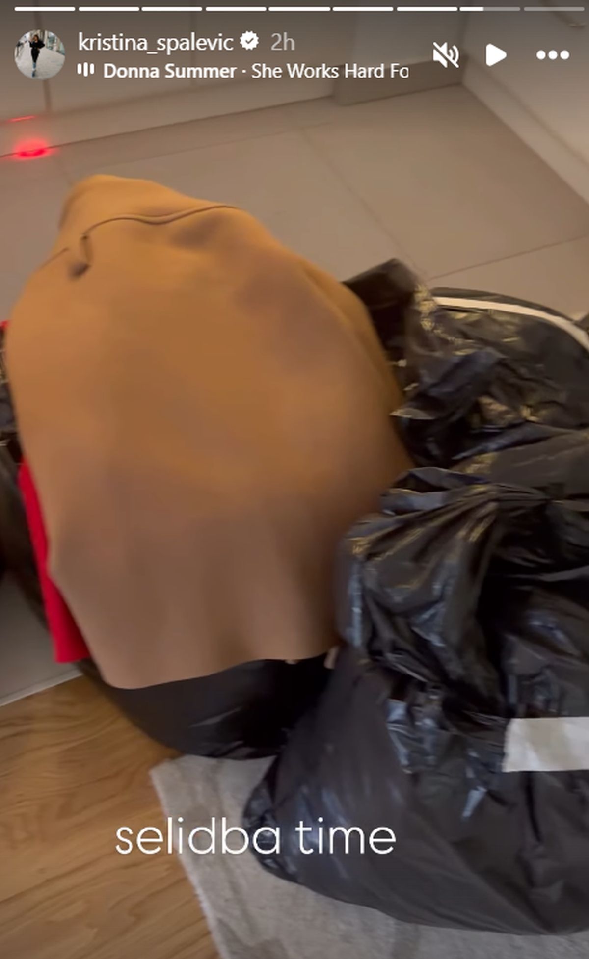 Spakovala stvari u crne džakove: Kristina se seli sa sinovima iz stana, pošto je Kristijan pušten iz pritvora