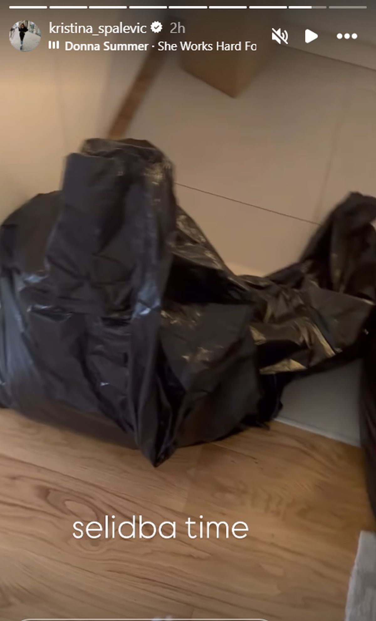 Spakovala stvari u crne džakove: Kristina se seli sa sinovima iz stana, pošto je Kristijan pušten iz pritvora