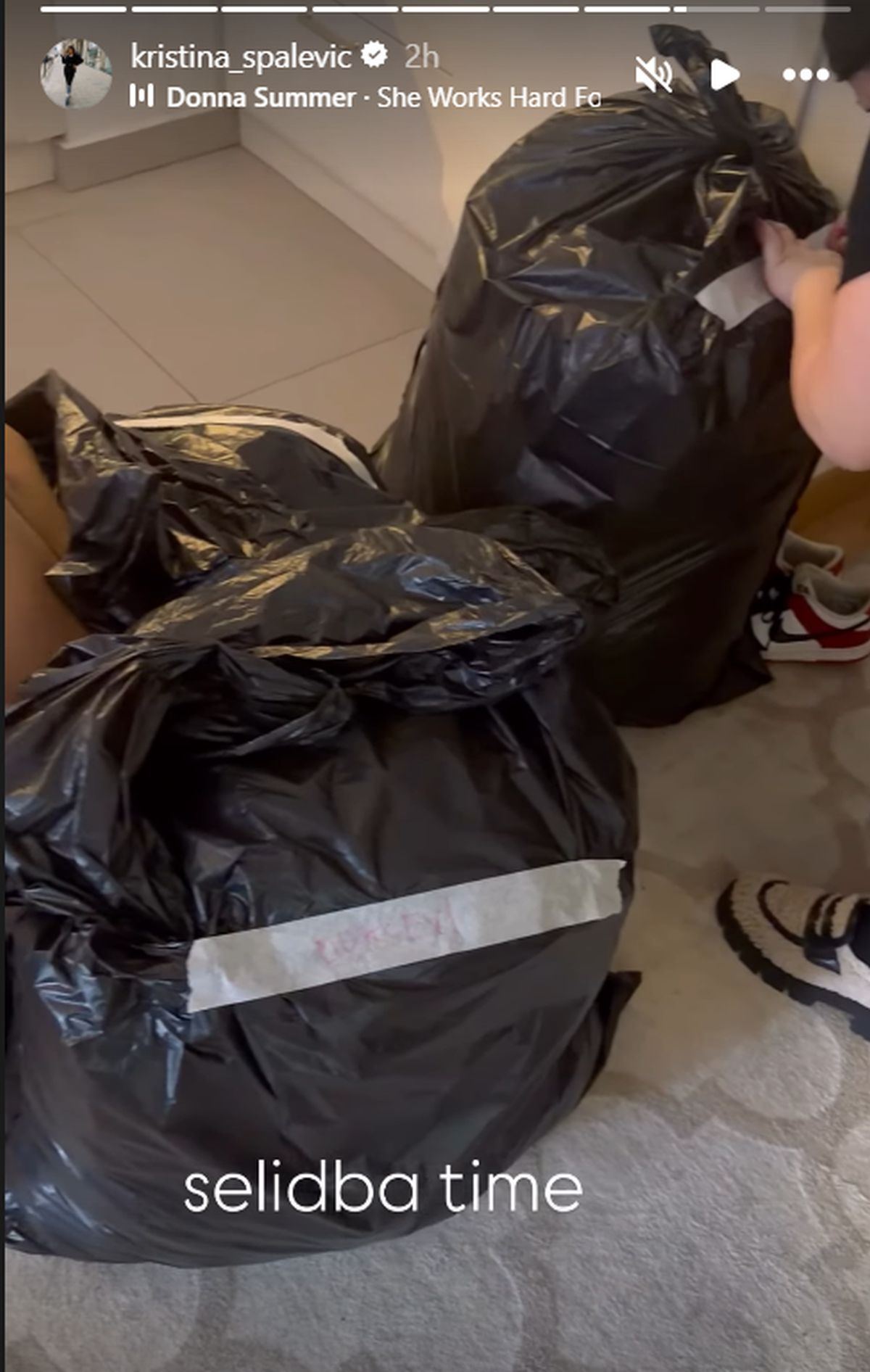 Spakovala stvari u crne džakove: Kristina se seli sa sinovima iz stana, pošto je Kristijan pušten iz pritvora