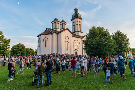 crkva, crkva Pokrova Presvete Bogorodice, Loznica, crkva u Loznici