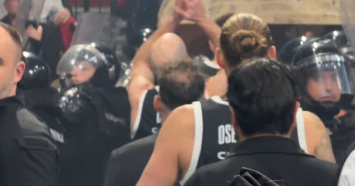 Košarkaši Partizana izašli sa parketa posle pobede u derbiju uz uvrede navijača Crvene zvezde