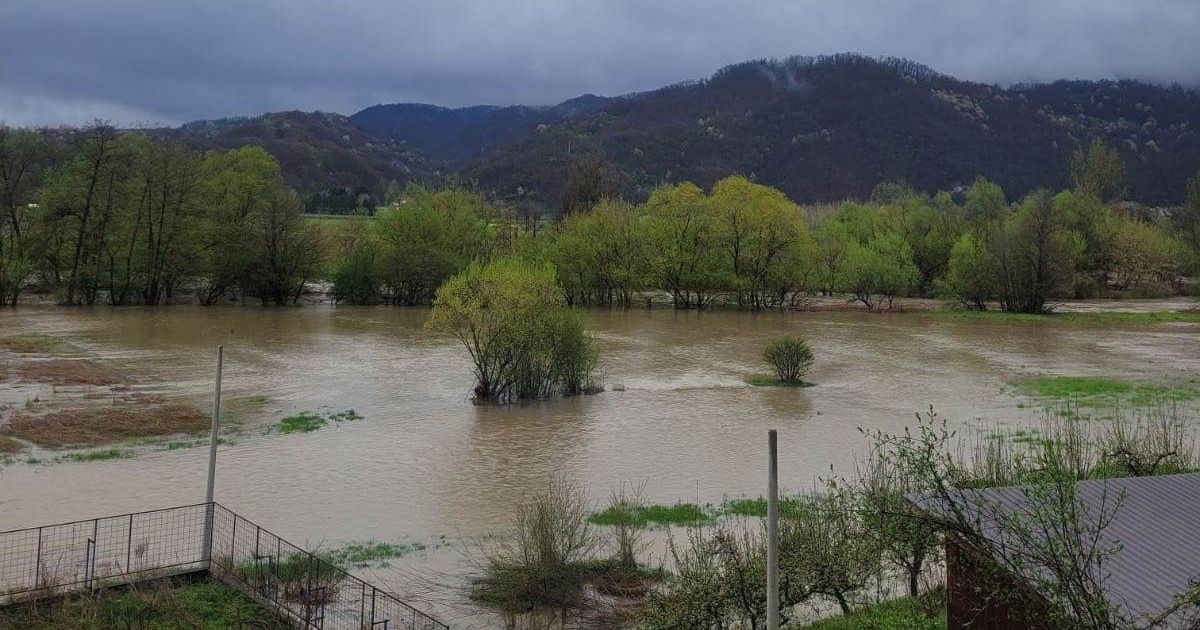 Apokaliptične slike kod Požege! Izlila se Zapadna Morava, putevi i njive preplavljeni, meštani u strahu