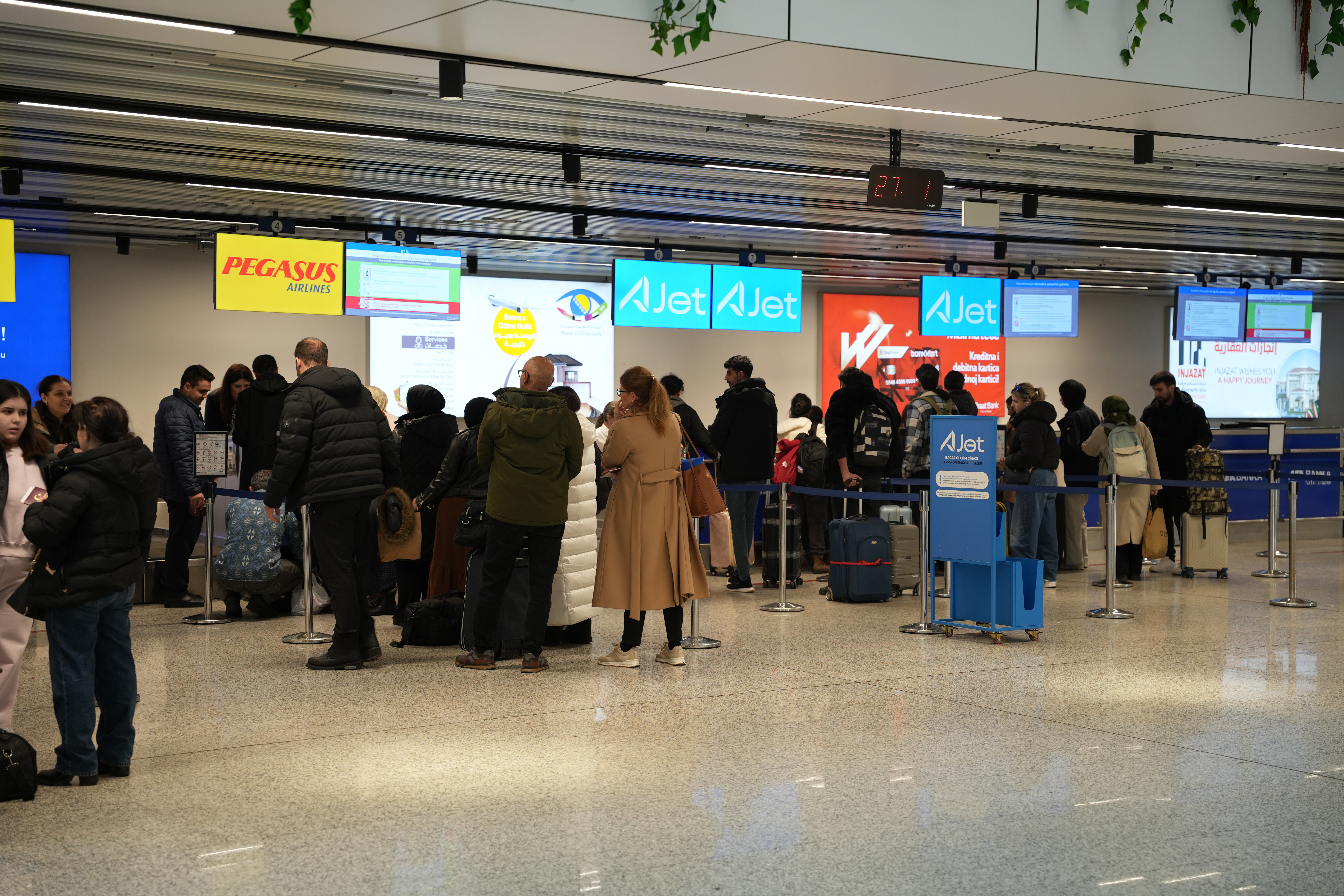 Američki aerodromi pred novim haosom: Bez plate za 50.000 radnika, čekaju se dugi redovi