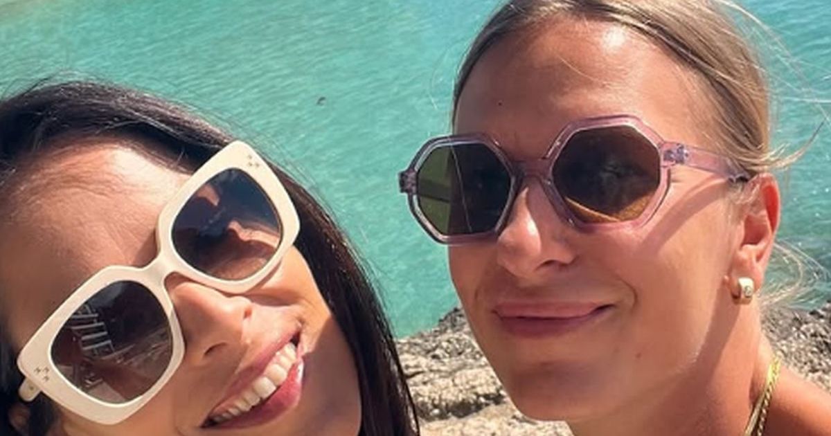 Ana diže temperaturu! Naša teniserka u aprilu u bikiniju: Sa kumom uživa na Majorci i ne skida osmeh sa lica