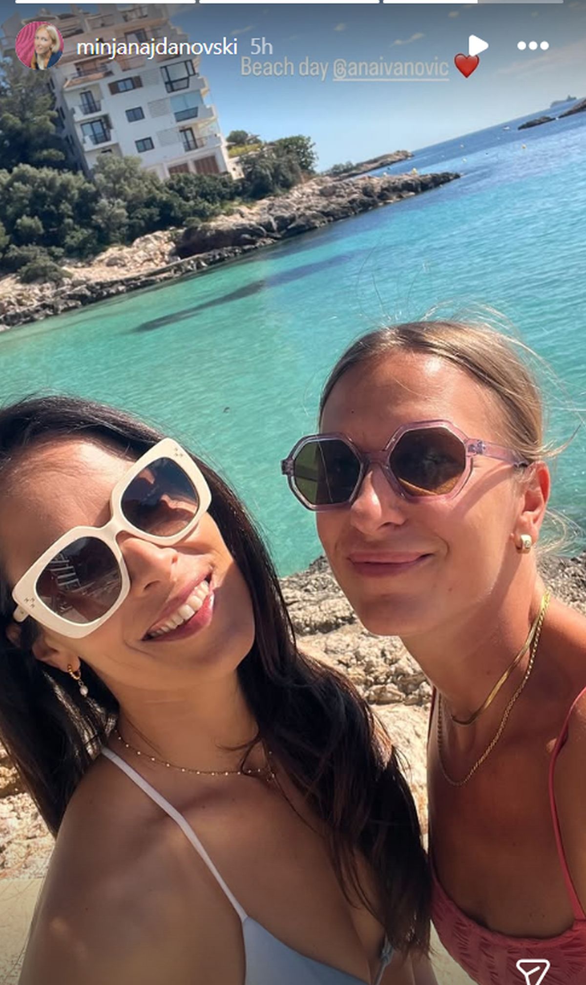 Ana diže temperaturu! Naša teniserka u aprilu u bikiniju: Sa kumom uživa na Majorci i ne skida osmeh sa lica