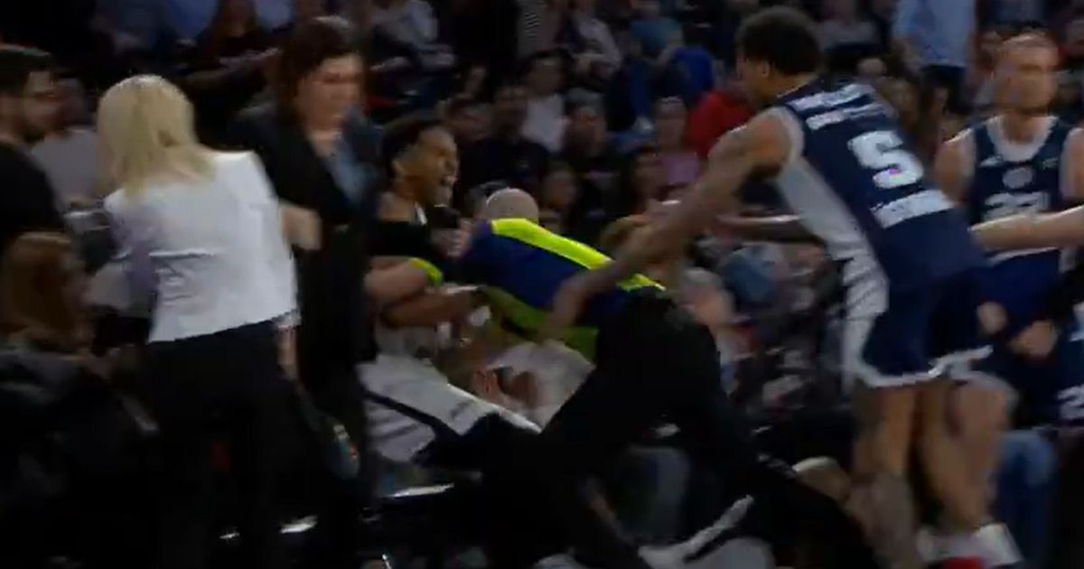 Haos na meču srpskih trenera u Evropi: Izbila tuča, sudija s igračem gurnut na stolice, uleteli svi na parket