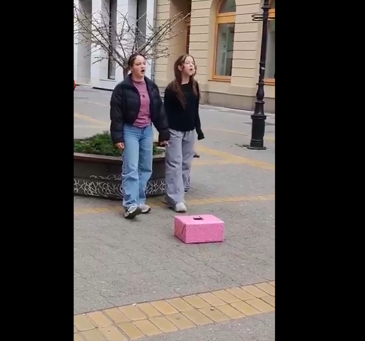 Dirljiva scena u Subotici! Devojčice zapevale usred grada, kada čujete RAZLOG zaplakaćete